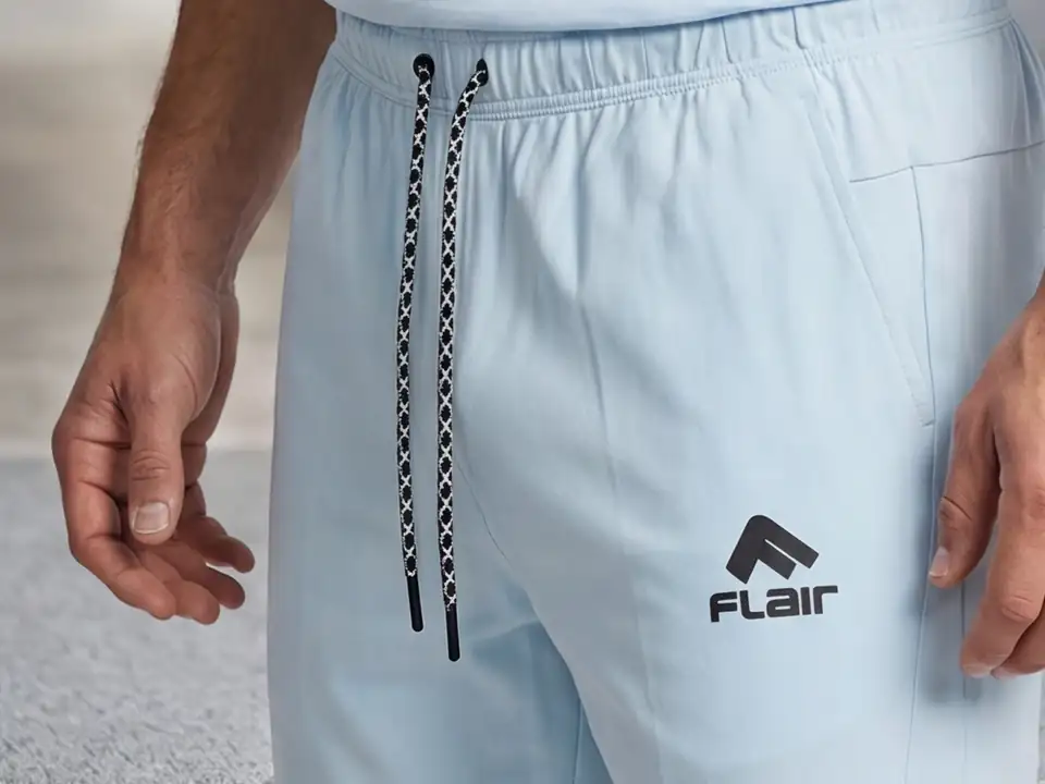 După: aceiași pantaloni scurți pe un model, logo-ul Flair neschimbat