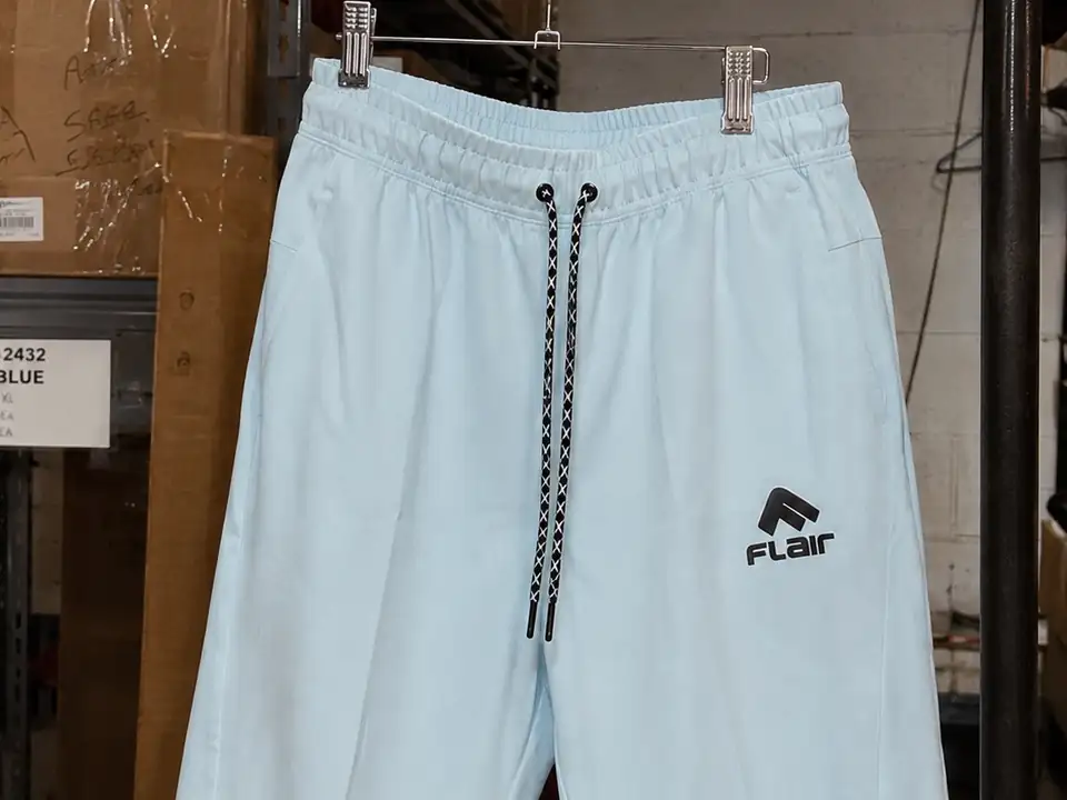 Înainte: pantalonii scurți Flair pe umeraș, de aproape