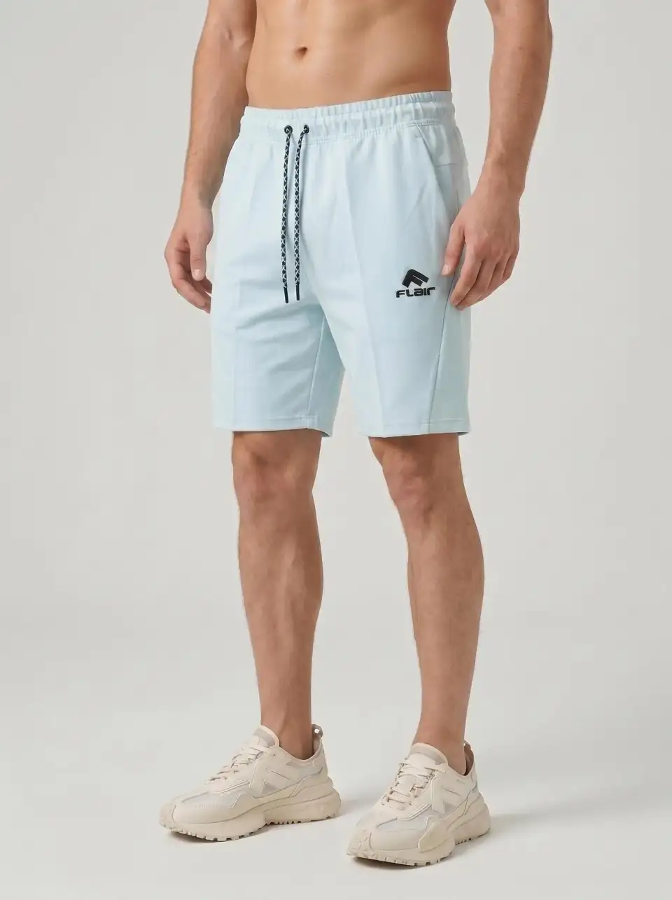 Pantalonii scurți Flair pe un model, pe un fundal deschis de studio