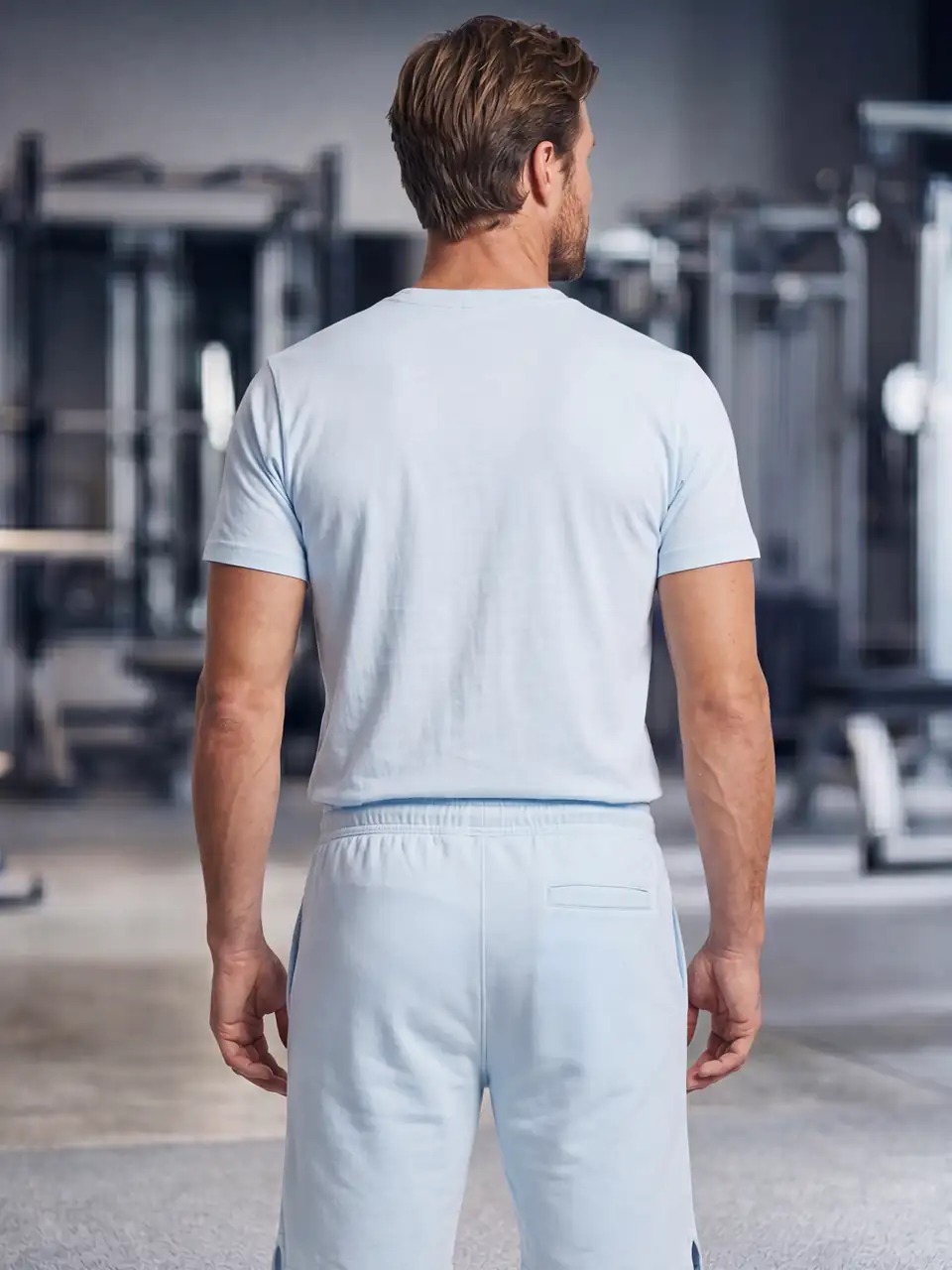 Pantalonii scurți Flair pe un model, văzuți din spate