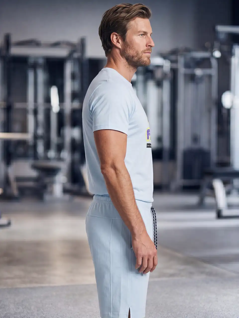 Pantalonii scurți Flair pe un model, din profil