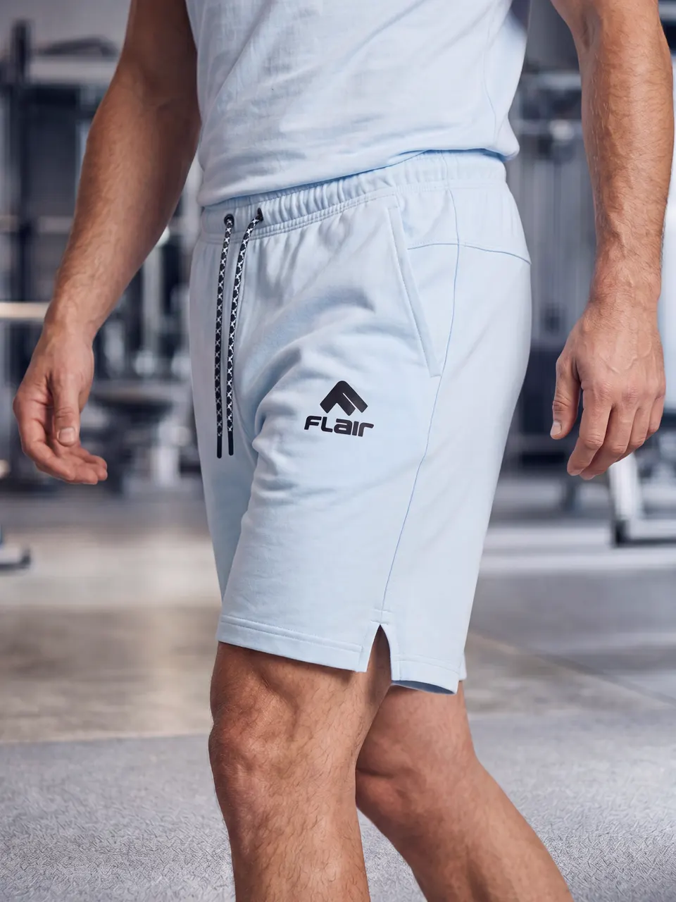 Model într-o sală de sport purtând pantalonii scurți Flair
