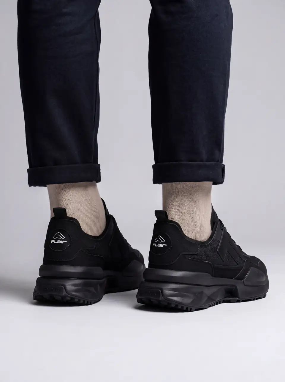 Model în blugi purtând adidașii negri Flair