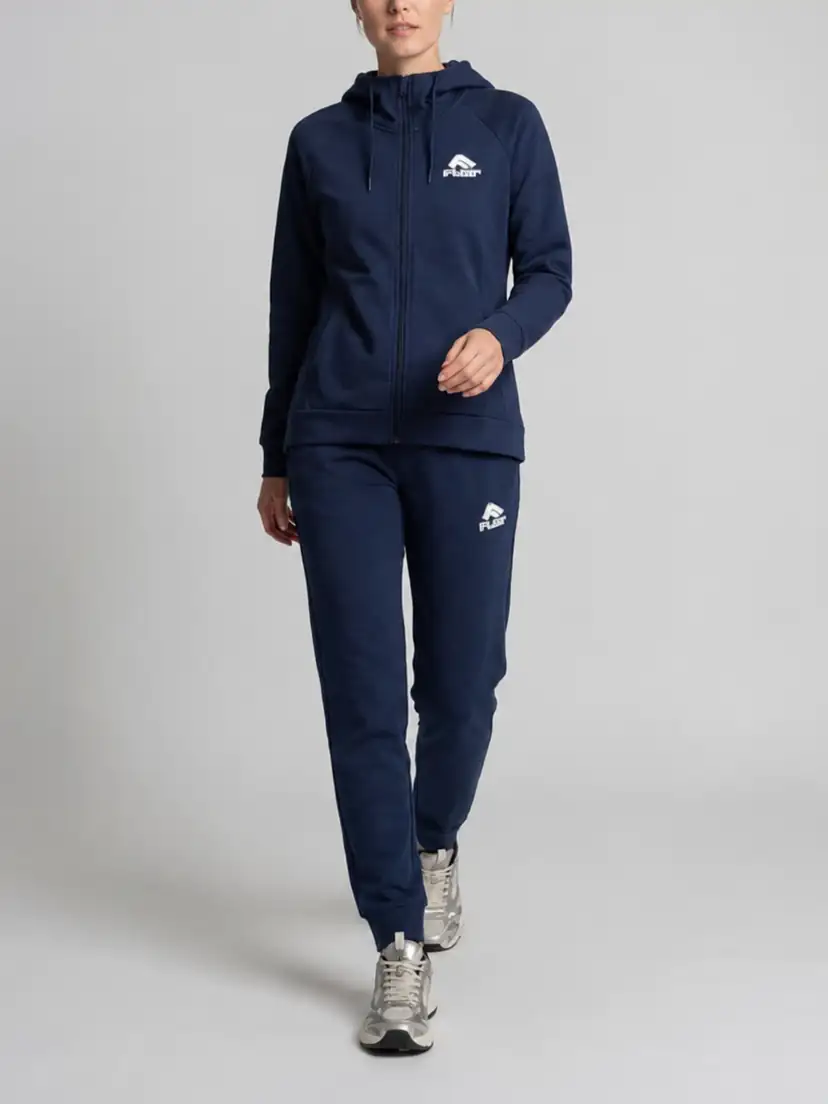 O femeie în trening Flair bleumarin, pe un fundal deschis